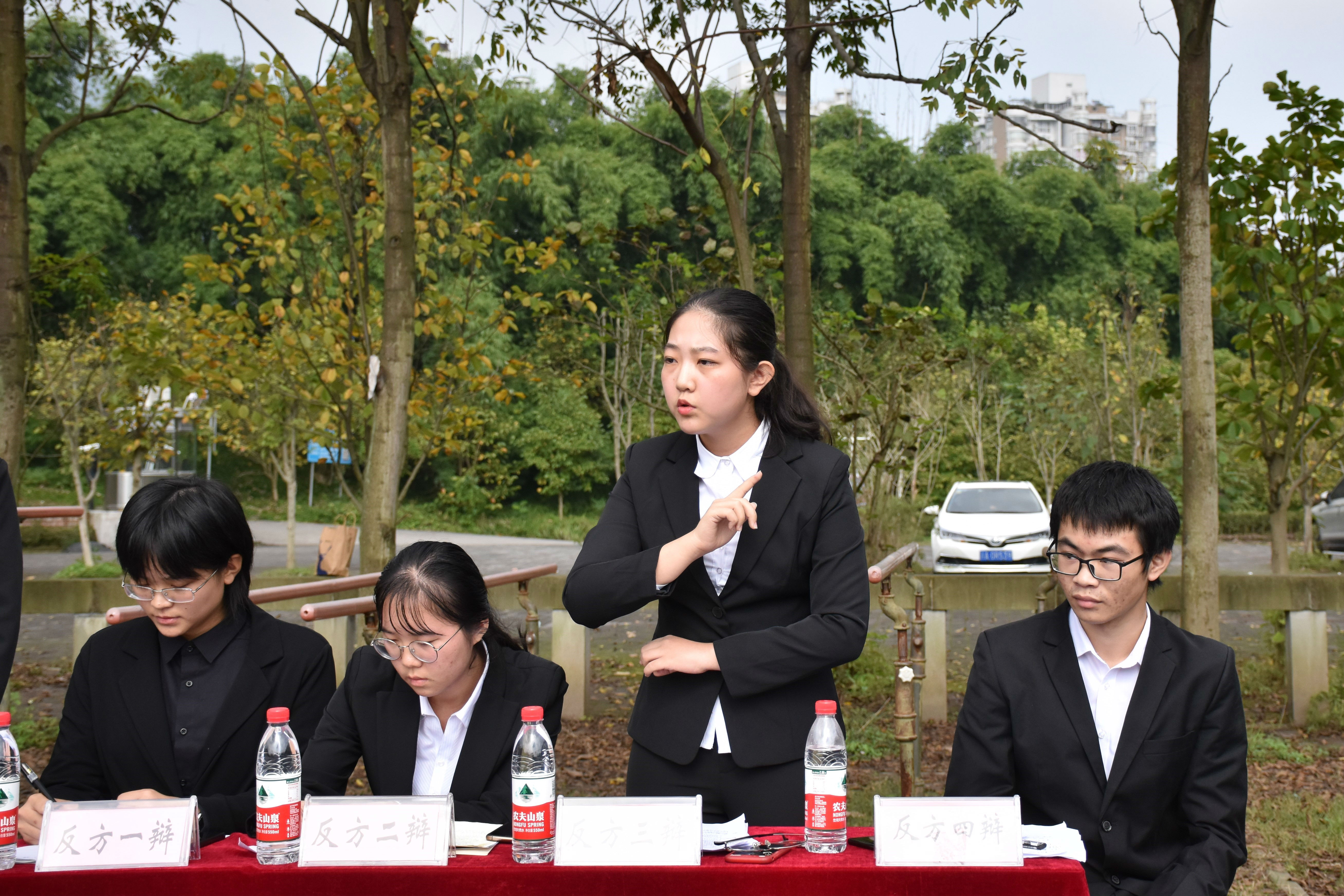辩论赛中选手在辩论2.jpg