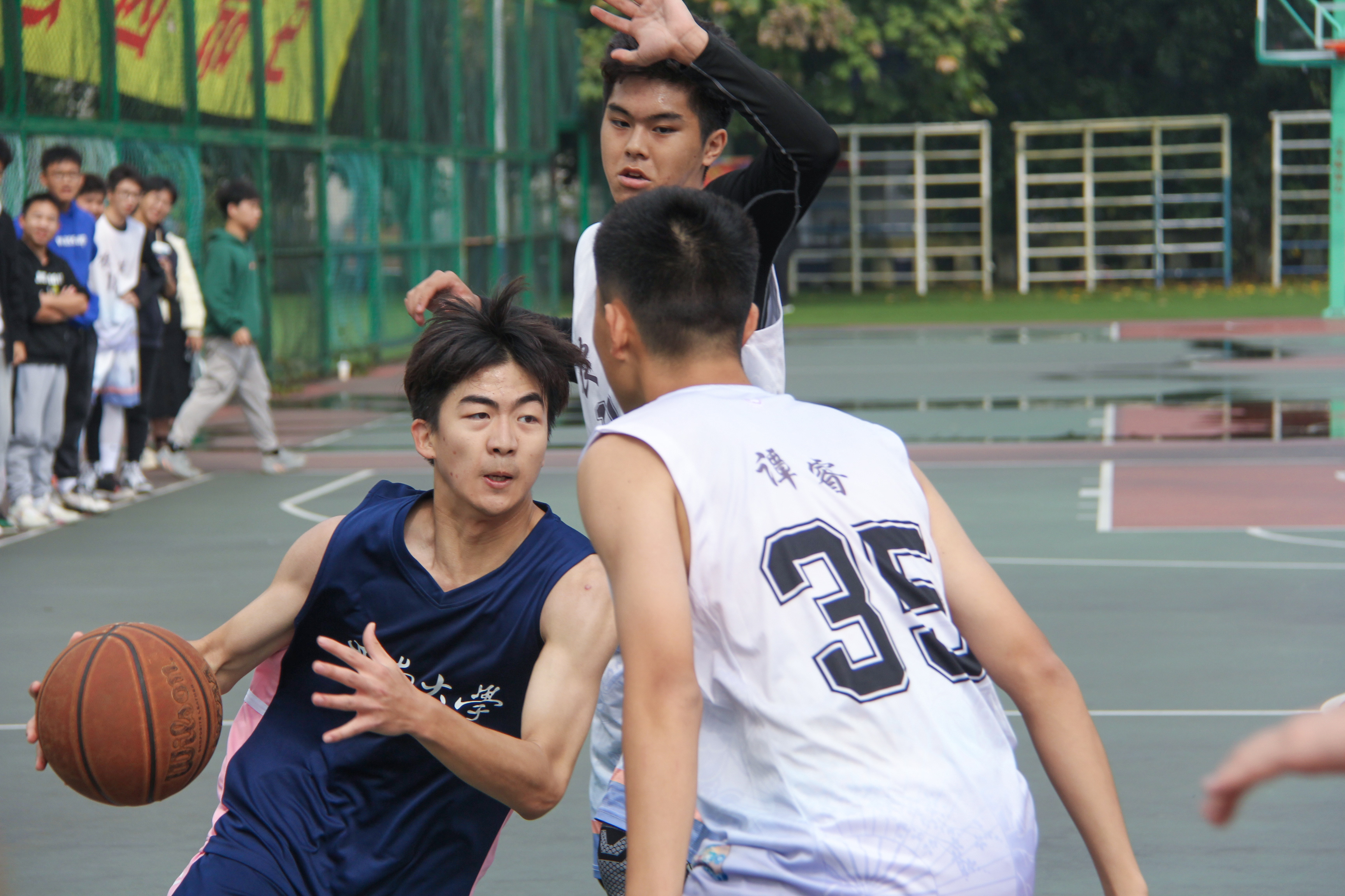 队员们奋力拼搏 .JPG